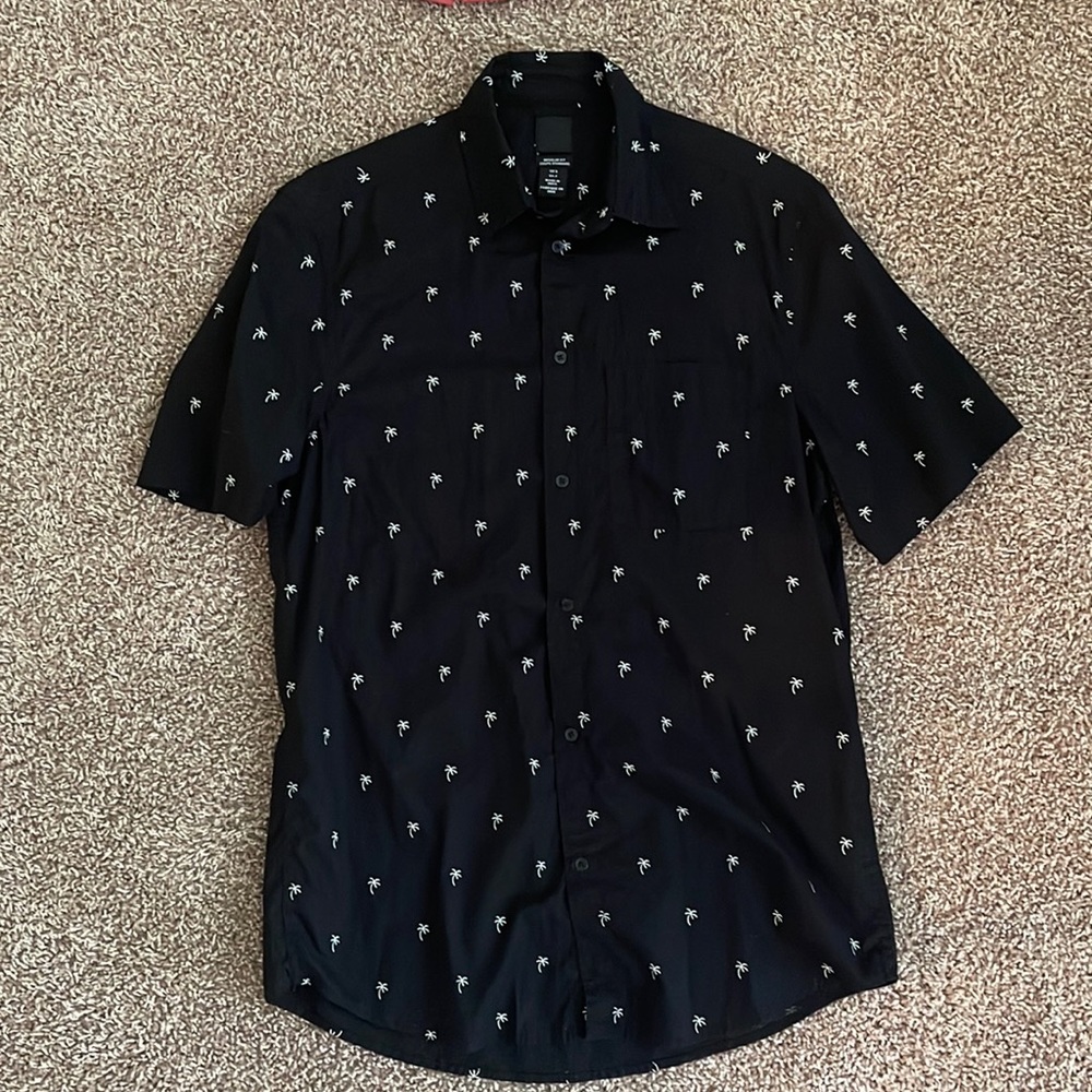 Mens size small short sleeved button up